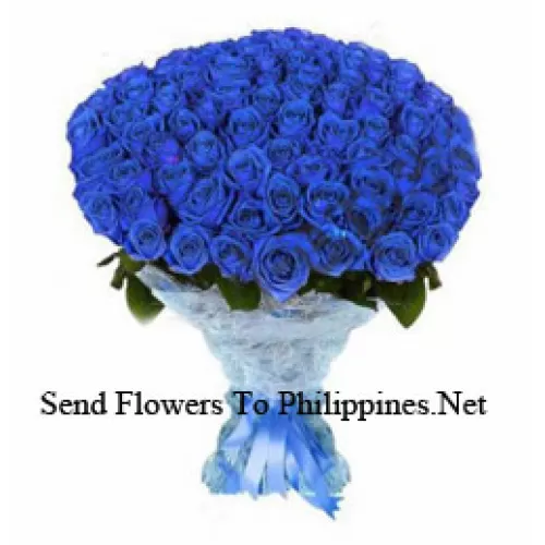 Un magnifique bouquet de 50 roses bleues avec des remplissages saisonniers