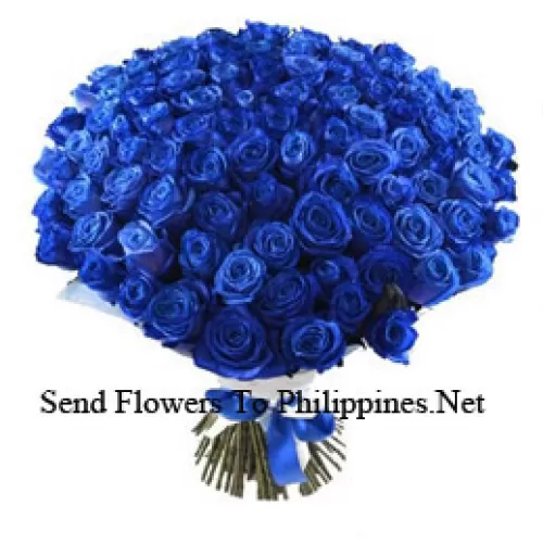 Un magnifique bouquet de 100 roses bleues avec des remplissages saisonniers