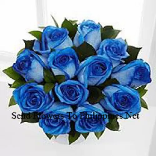 Un magnifique bouquet de 12 roses bleues avec des garnitures de saison