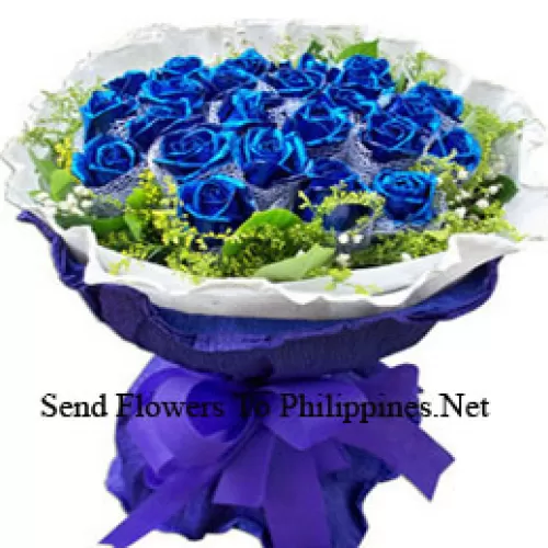 Un magnifique bouquet de 24 roses bleues avec des remplisseurs saisonniers