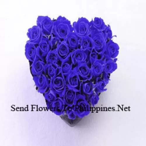 Un magnifique arrangement en forme de cœur de 40 roses bleues