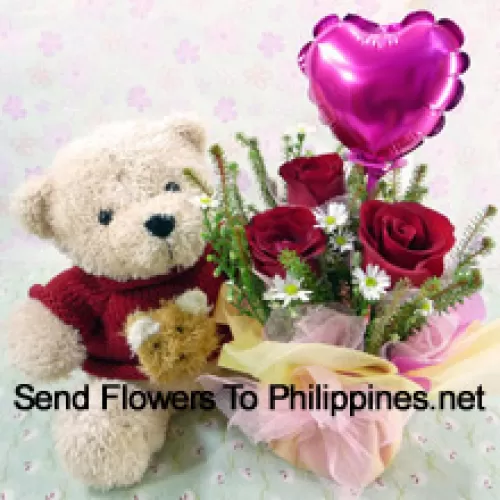 3 Roses rouges avec des garnitures blanches assorties dans un vase en verre accompagnées d'un ourson en peluche et d'un ballon en forme de cœur