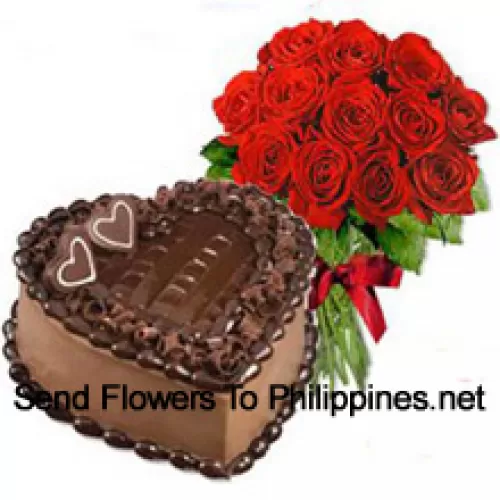 Bouquet de 12 roses rouges avec des garnitures saisonnières accompagné d'un gâteau au chocolat en forme de cœur de 1 kg