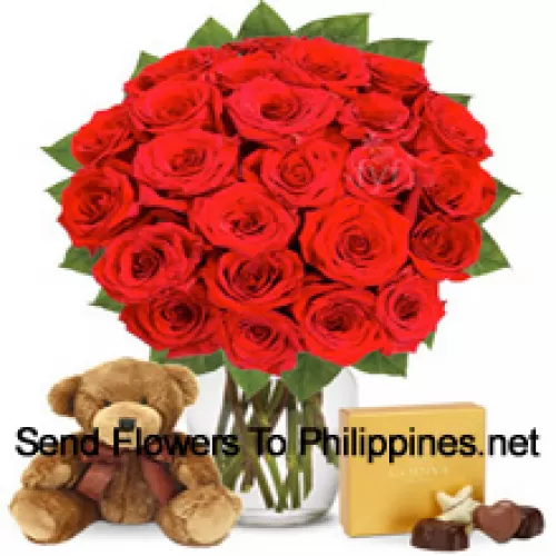 30 roses rouges avec quelques fougères dans un vase en verre accompagnées d'une boîte de chocolats importés et d'un mignon ours en peluche brun de 12 pouces de hauteur
