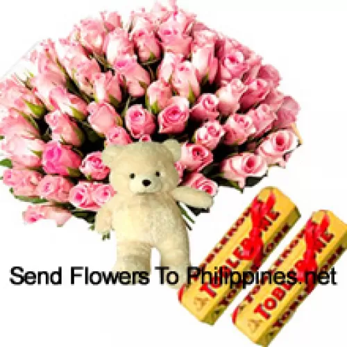 Bouquet de 75 roses roses avec des remplisseurs saisonniers, un mignon ours en peluche et des barres de chocolat Toblerone