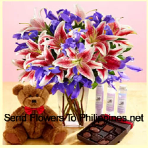 Rosa Lilien und verschiedene violette Blumen, wunderschön arrangiert in einer Glasvase, ein niedlicher brauner Teddybär mit einer Größe von 12 Zoll und eine importierte Schachtel Schokolade