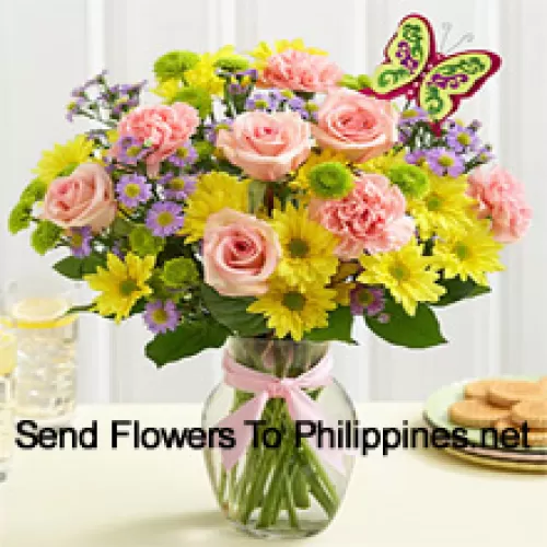 Roses roses, œillets roses et gerberas jaunes avec des remplissages saisonniers dans un vase en verre -- 24 tiges et remplissages