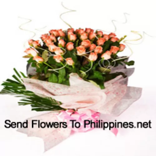 Bouquet de 50 roses oranges avec des garnitures saisonnières