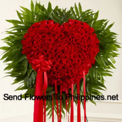 Ein wunderschöner herzförmiger Strauß aus 100 roten Rosen