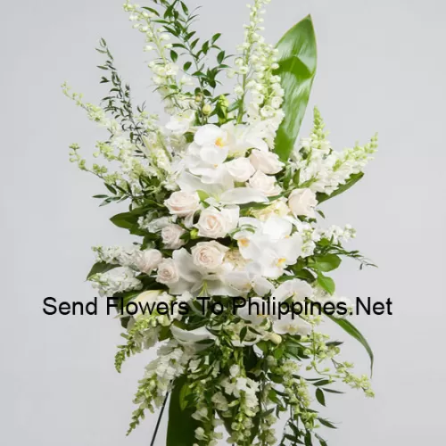 Un bel arrangement de fleurs de sympathie qui vient avec un support (livraison uniquement à Metro Manila, pour les livraisons en dehors de Manila, le produit peut être remplacé par un autre arrangement de sympathie de même valeur)