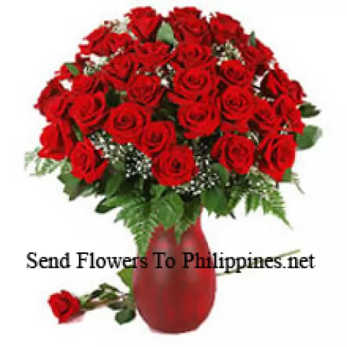 40 roses rouges et des remplisseurs saisonniers dans un vase en verre
