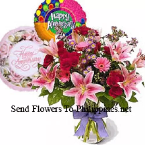 Fleurs assorties dans un vase, ballon d'anniversaire et un gâteau aux fraises de 1/2 kg (1 lb)