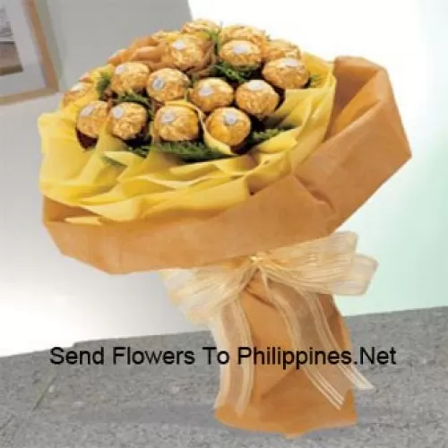 Ce bouquet est magnifiquement emballé avec 18 délicieux chocolats italiens Ferrero Rocher qui contiennent des pistaches, des amandes croquantes et des pistaches entières.