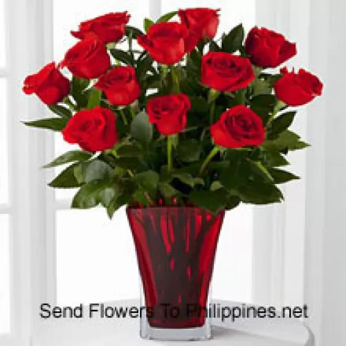 12 Roses Rouges Avec Quelques Fougères Dans un Vase
