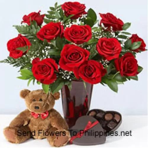 12 roses rouges avec des fougères dans un vase, mignon ours en peluche brun de 10 pouces et une boîte de chocolat en forme de cœur.